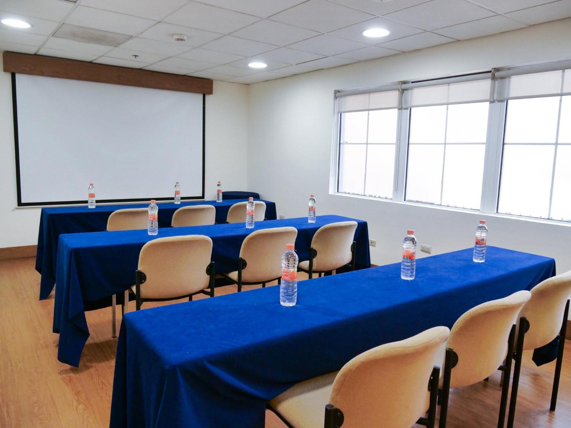 홀리데이 인 익스프레스 몬테레이 갈레리아스-산 헤로니모 호텔 외부 사진